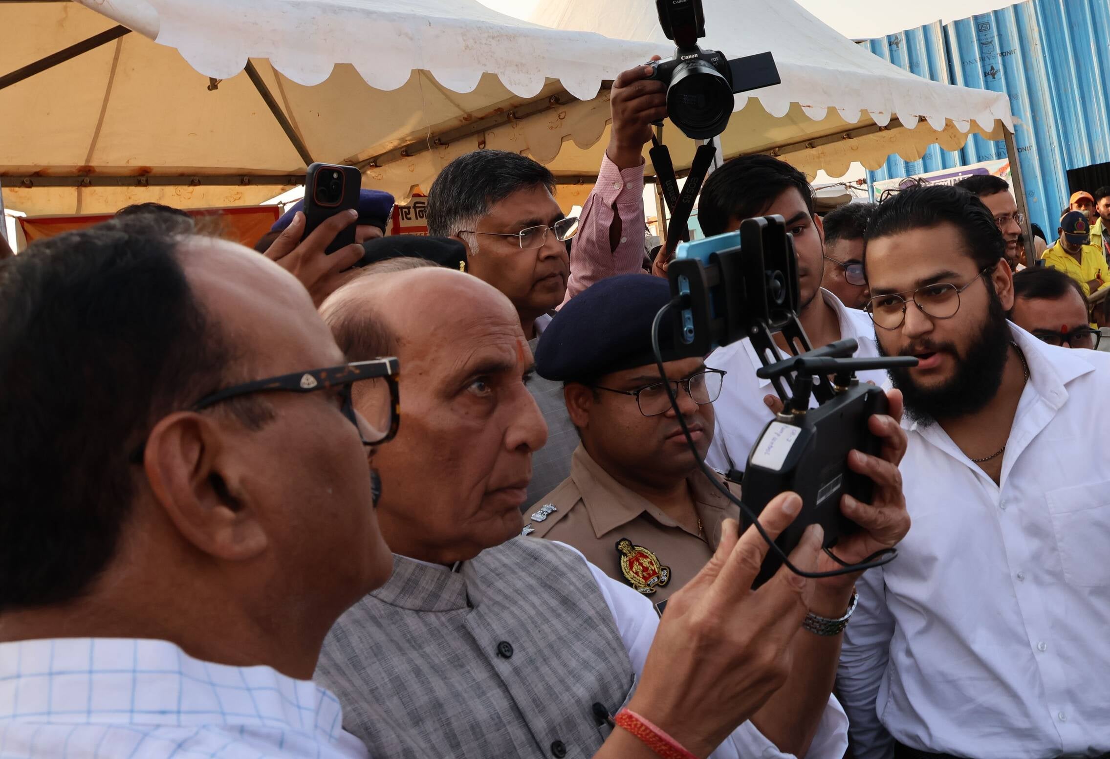 फैजुल्लागंज में बाढ़ प्रभावितों से हाल जानते और बाढ़ की स्थिति का ड्रोन से जायजा लेते रक्षामंत् फैजुल्लागंज में बाढ़ प्रभावितों से हाल जानते और बाढ़ की स्थिति का ड्रोन से जायजा लेते रक्षामंत्
