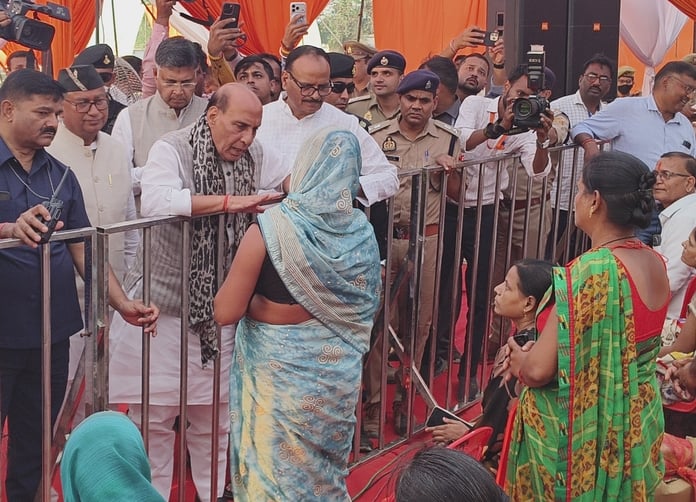 फैजुल्लागंज में बाढ़ प्रभावितों से हाल जानते और बाढ़ की स्थिति का ड्रोन से जायजा लेते रक्षामंत् फैजुल्लागंज में बाढ़ प्रभावितों से हाल जानते और बाढ़ की स्थिति का ड्रोन से जायजा लेते रक्षामंत्