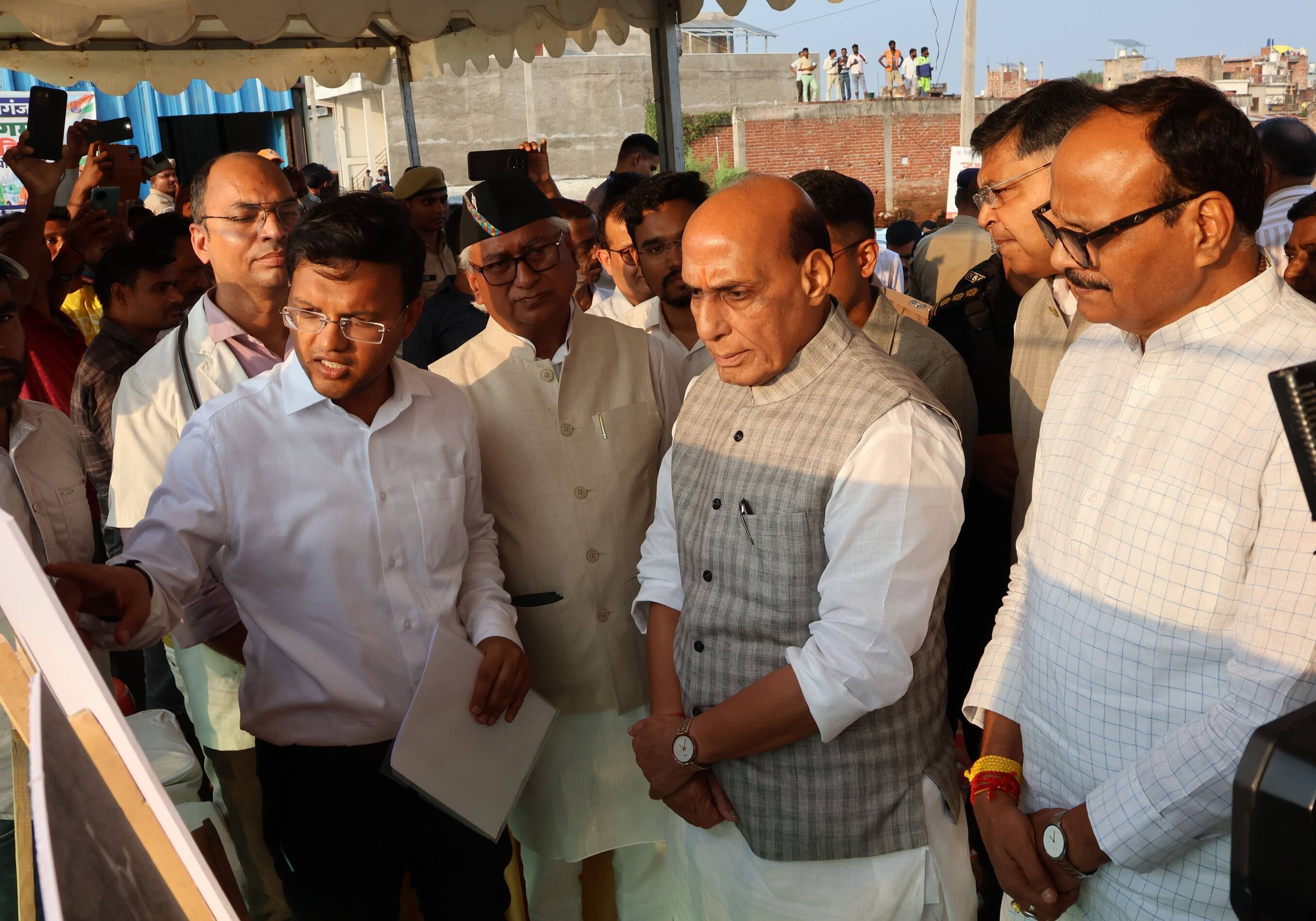 फैजुल्लागंज में बाढ़ प्रभावितों से हाल जानते और बाढ़ की स्थिति का ड्रोन से जायजा लेते रक्षामंत् फैजुल्लागंज में बाढ़ प्रभावितों से हाल जानते और बाढ़ की स्थिति का ड्रोन से जायजा लेते रक्षामंत्