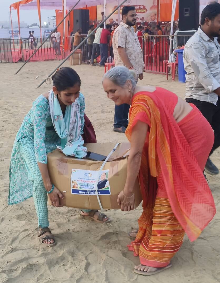 फैजुल्लागंज में बाढ़ प्रभावितों से हाल जानते और बाढ़ की स्थिति का ड्रोन से जायजा लेते रक्षामंत् फैजुल्लागंज में बाढ़ प्रभावितों से हाल जानते और बाढ़ की स्थिति का ड्रोन से जायजा लेते रक्षामंत्