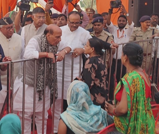 फैजुल्लागंज में बाढ़ प्रभावितों से हाल जानते और बाढ़ की स्थिति का ड्रोन से जायजा लेते रक्षामंत् फैजुल्लागंज में बाढ़ प्रभावितों से हाल जानते और बाढ़ की स्थिति का ड्रोन से जायजा लेते रक्षामंत्