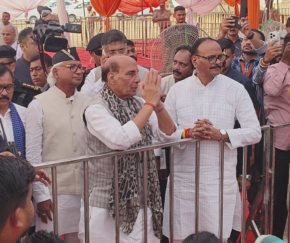 फैजुल्लागंज में बाढ़ प्रभावितों से हाल जानते और बाढ़ की स्थिति का ड्रोन से जायजा लेते रक्षामंत् फैजुल्लागंज में बाढ़ प्रभावितों से हाल जानते और बाढ़ की स्थिति का ड्रोन से जायजा लेते रक्षामंत्