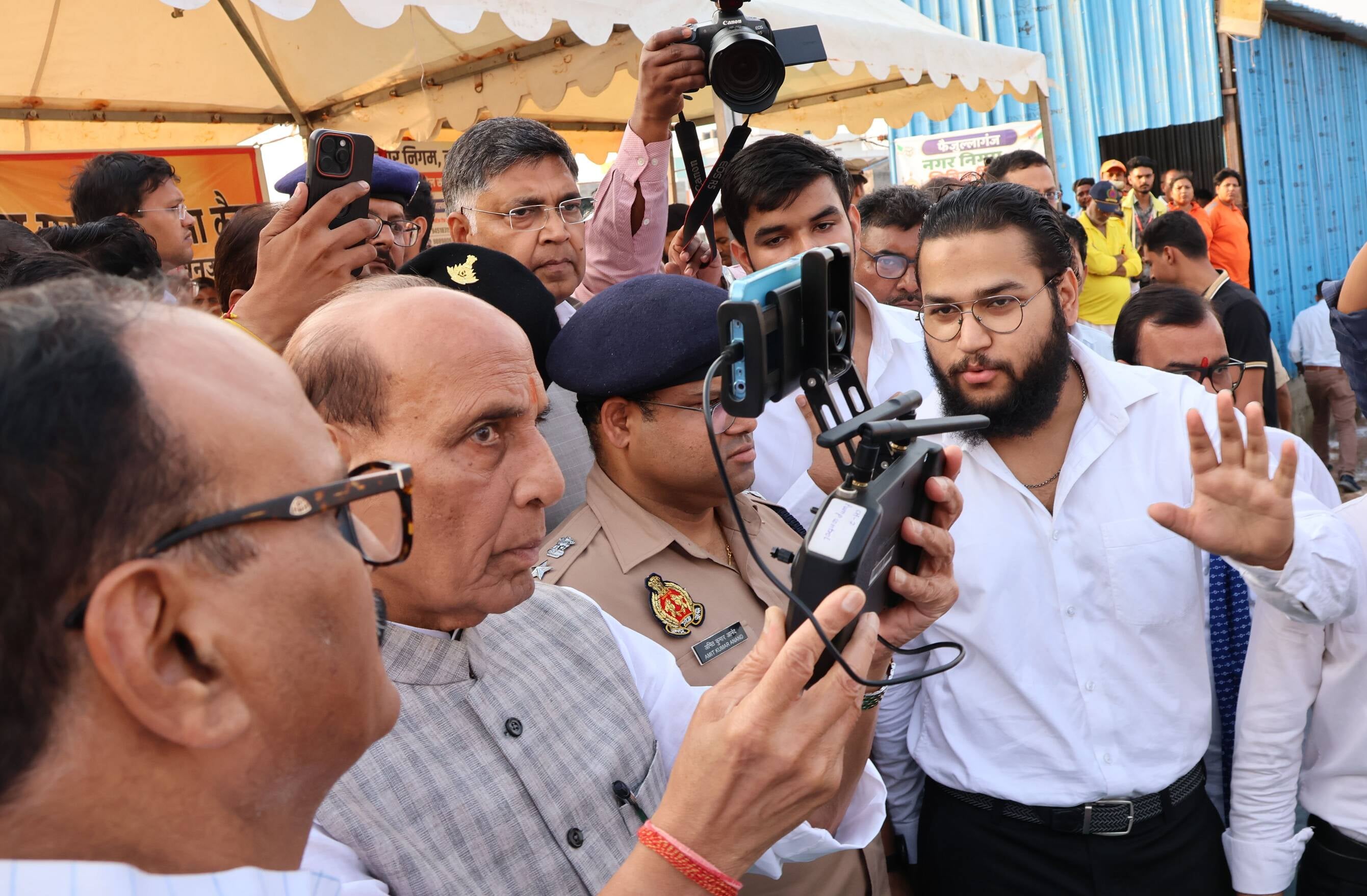 फैजुल्लागंज में बाढ़ प्रभावितों से हाल जानते और बाढ़ की स्थिति का ड्रोन से जायजा लेते रक्षामंत् फैजुल्लागंज में बाढ़ प्रभावितों से हाल जानते और बाढ़ की स्थिति का ड्रोन से जायजा लेते रक्षामंत्