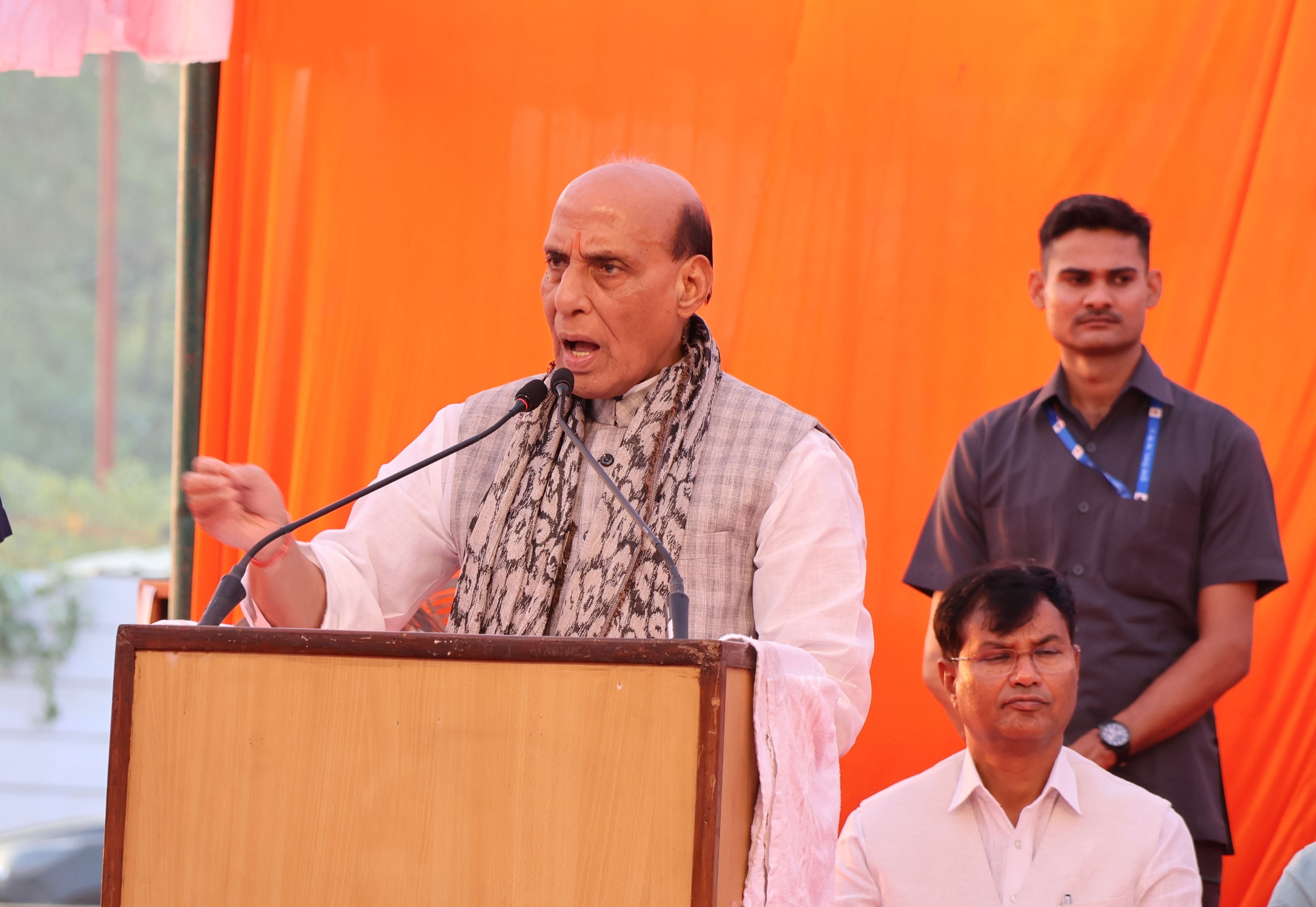 फैजुल्लागंज में बाढ़ प्रभावितों से हाल जानते और बाढ़ की स्थिति का ड्रोन से जायजा लेते रक्षामंत् फैजुल्लागंज में बाढ़ प्रभावितों से हाल जानते और बाढ़ की स्थिति का ड्रोन से जायजा लेते रक्षामंत्