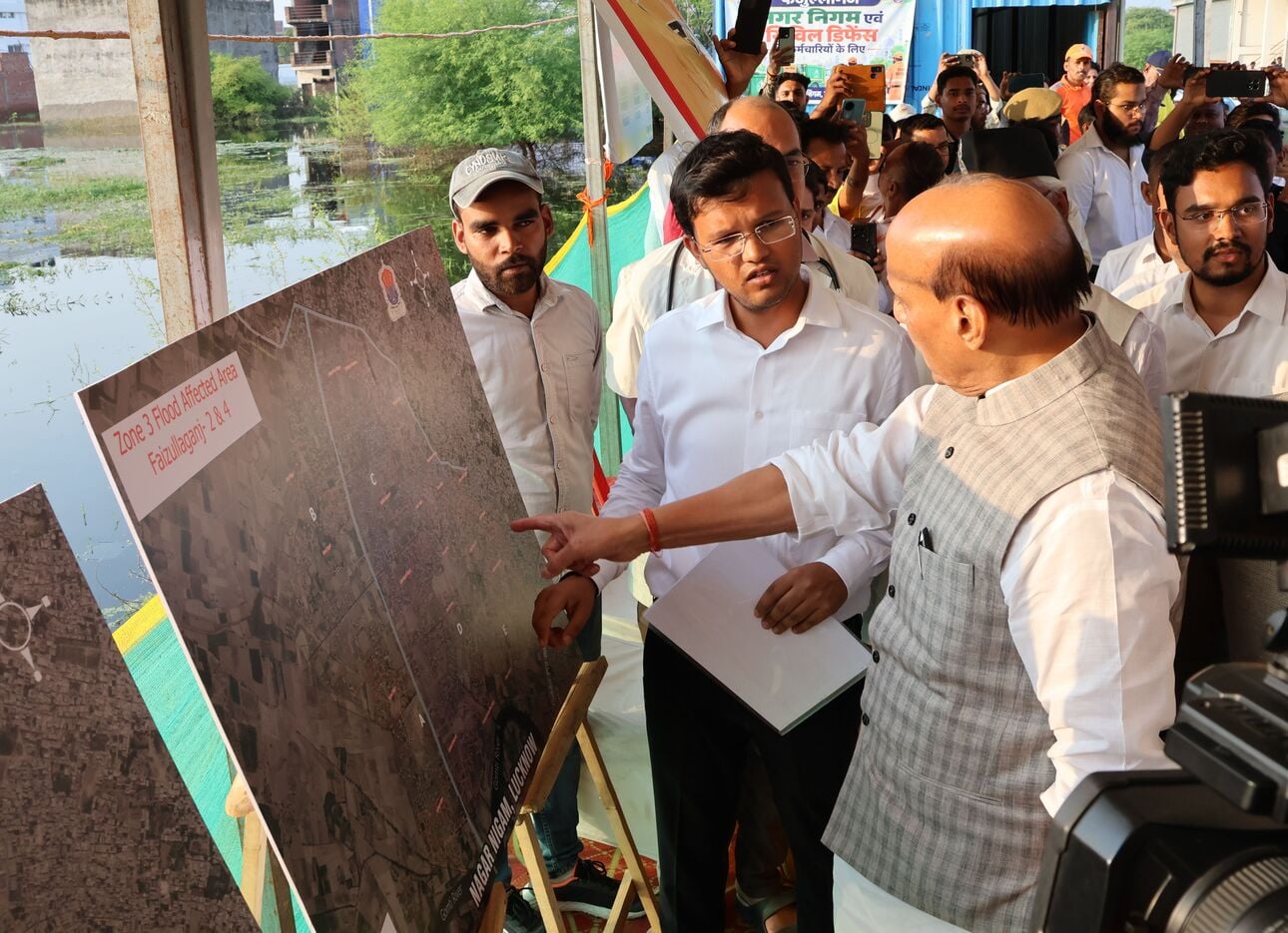 फैजुल्लागंज में बाढ़ प्रभावितों से हाल जानते और बाढ़ की स्थिति का ड्रोन से जायजा लेते रक्षामंत् फैजुल्लागंज में बाढ़ प्रभावितों से हाल जानते और बाढ़ की स्थिति का ड्रोन से जायजा लेते रक्षामंत्