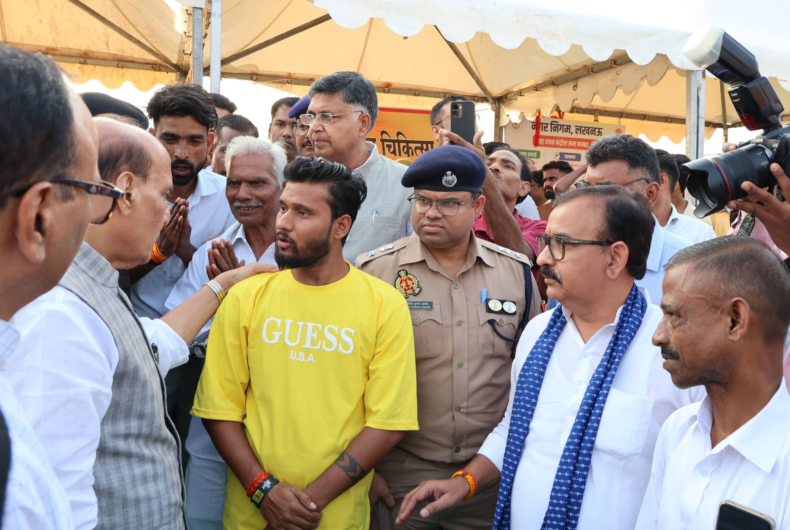 फैजुल्लागंज में बाढ़ प्रभावितों से हाल जानते और बाढ़ की स्थिति का ड्रोन से जायजा लेते रक्षामंत् फैजुल्लागंज में बाढ़ प्रभावितों से हाल जानते और बाढ़ की स्थिति का ड्रोन से जायजा लेते रक्षामंत्