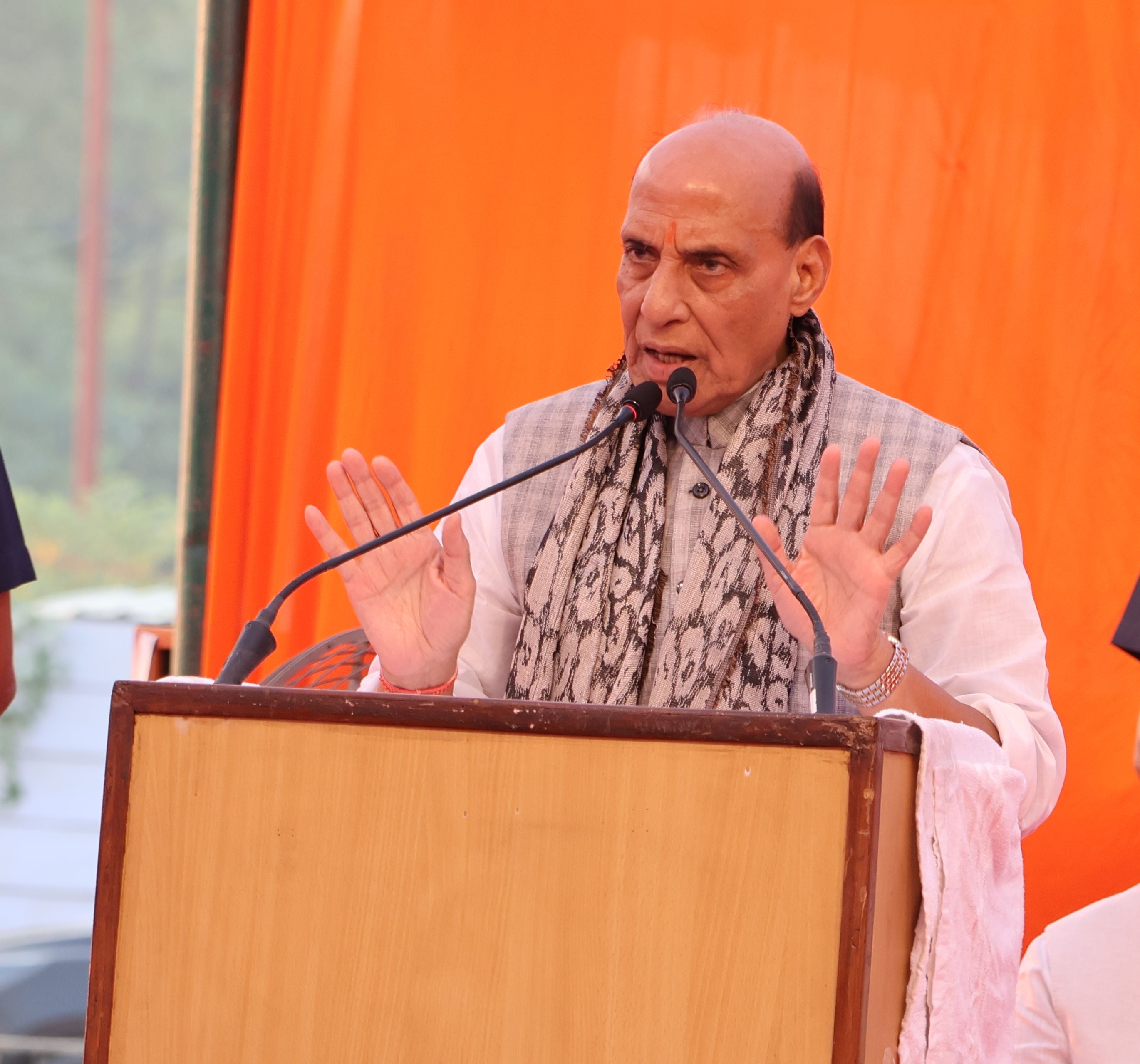 फैजुल्लागंज में बाढ़ प्रभावितों से हाल जानते और बाढ़ की स्थिति का ड्रोन से जायजा लेते रक्षामंत् फैजुल्लागंज में बाढ़ प्रभावितों से हाल जानते और बाढ़ की स्थिति का ड्रोन से जायजा लेते रक्षामंत्