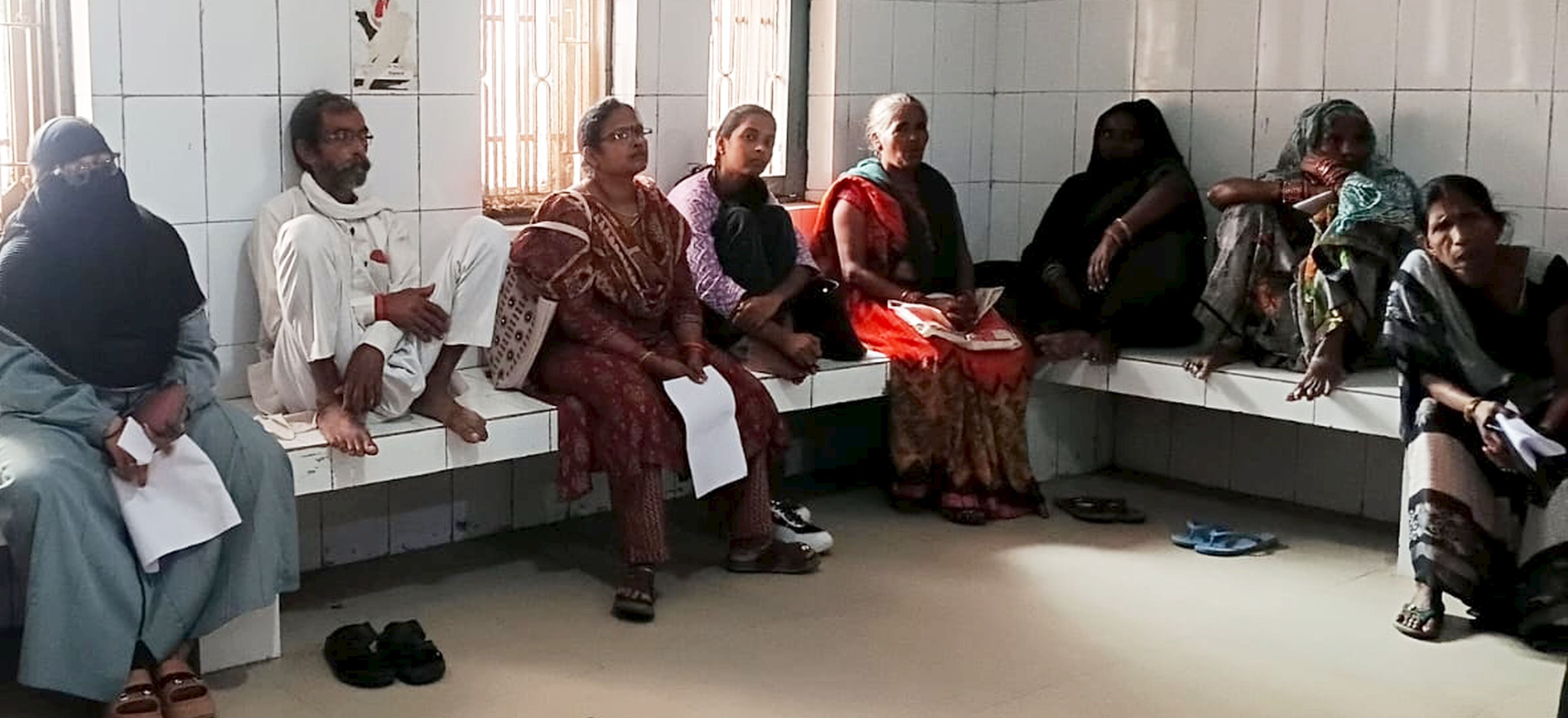 फोटो-07-जिला अस्पताल में ओपीडी के बाहर लगी मरीजों की भीड़। संवाद फोटो-07-जिला अस्पताल में ओपीडी के बाहर लगी मरीजों की भीड़। संवाद