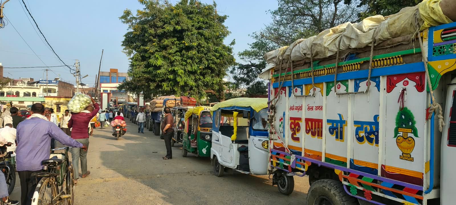 फोटो 14:: शहर की नवीन मंडी में आढ़तों पर लगे धान के ढेर। संवाद