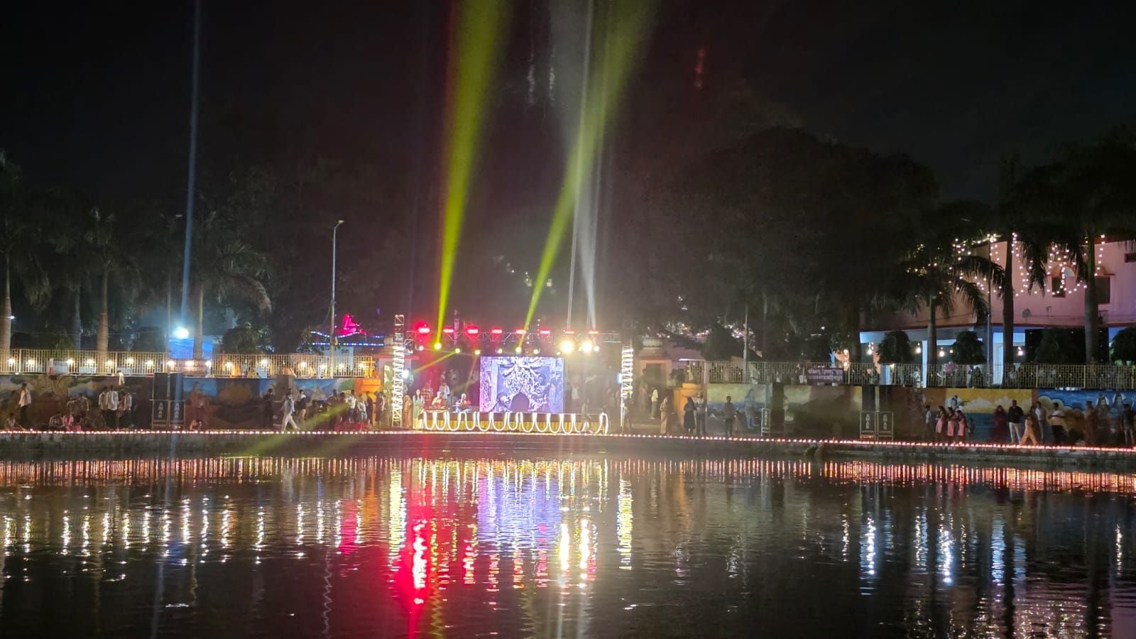 फोटो-14,15,16-बलरामपुर के देवीपाटन स्थित सूर्यकुंड में लेजर शो का किया जा रहा प्रदर्शन ।-स्रोत फोटो-14,15,16-बलरामपुर के देवीपाटन स्थित सूर्यकुंड में लेजर शो का किया जा रहा प्रदर्शन ।-स्रोत