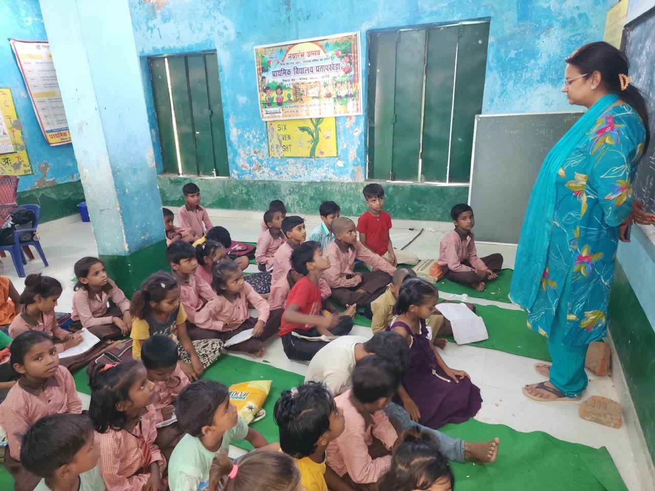 फोटो-16-प्राथमिक विद्यालय गोपालपुर में टाट पट्टी पर बैठे बच्चे। संवाद 