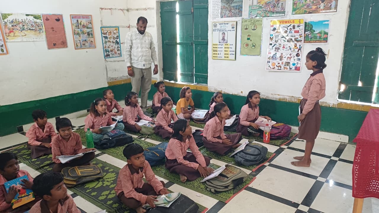 फोटो-16-प्राथमिक विद्यालय गोपालपुर में टाट पट्टी पर बैठे बच्चे। संवाद 