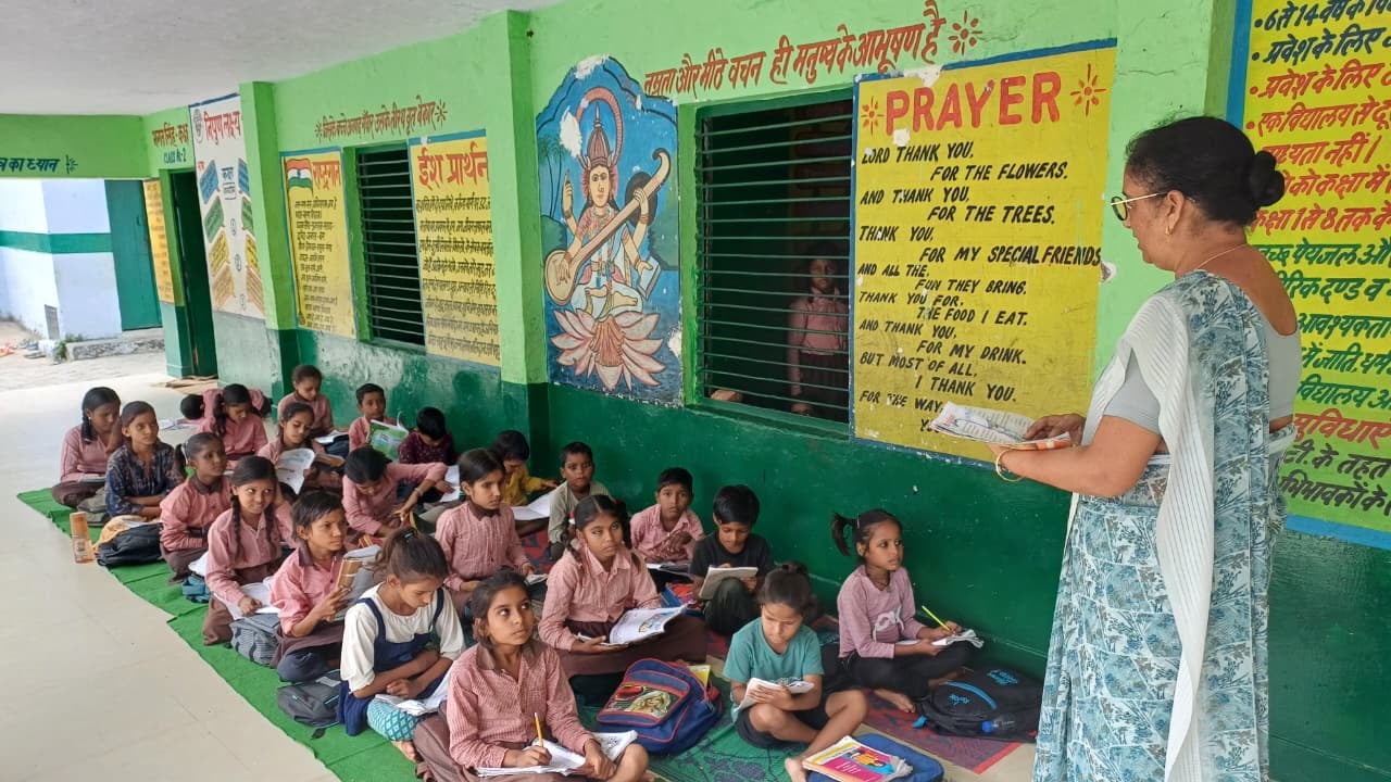 फोटो-16-प्राथमिक विद्यालय गोपालपुर में टाट पट्टी पर बैठे बच्चे। संवाद 