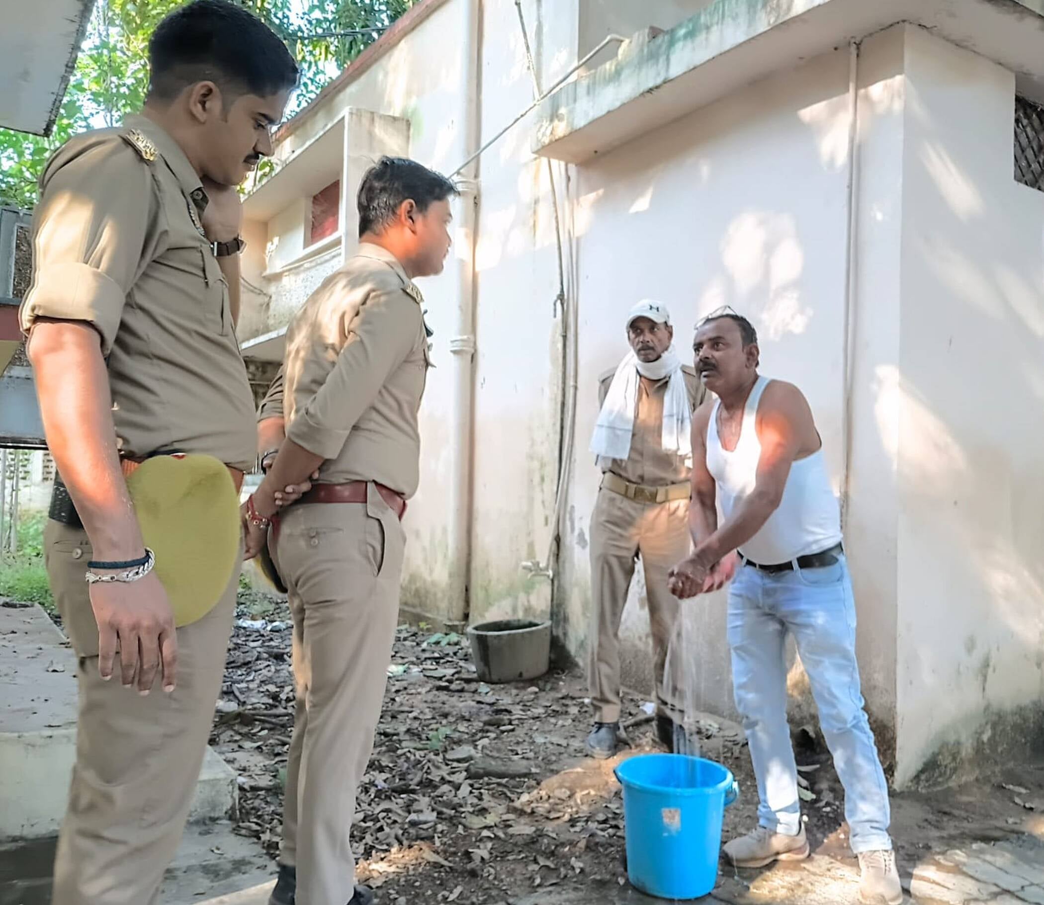 फोटो-20-पेट्रोल के गीले कपड़े निचोड़ता कांग्रेस महासचिव। संवाद फोटो-20-पेट्रोल के गीले कपड़े निचोड़ता कांग्रेस महासचिव। संवाद