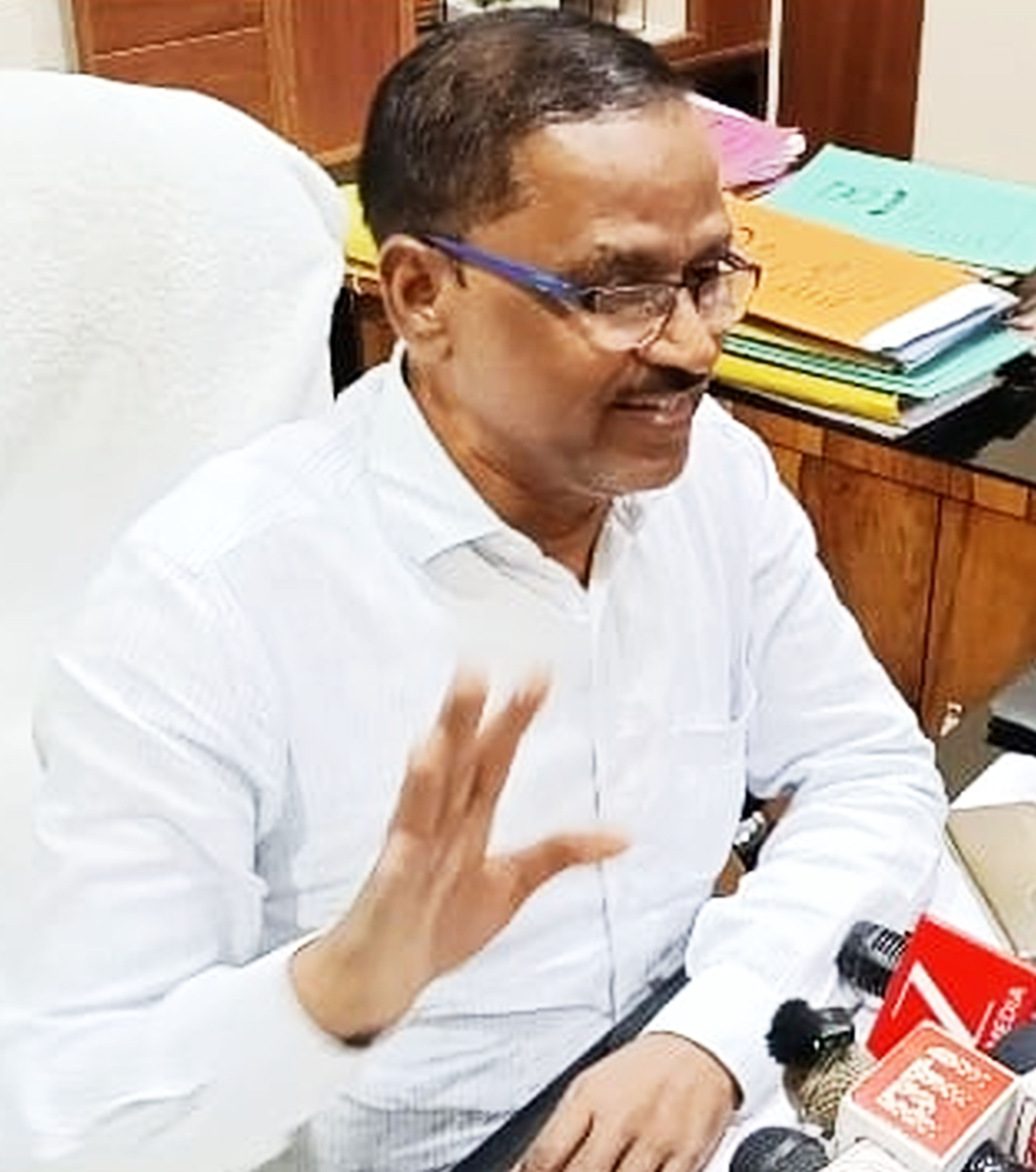 फोटो-20-पेट्रोल के गीले कपड़े निचोड़ता कांग्रेस महासचिव। संवाद फोटो-20-पेट्रोल के गीले कपड़े निचोड़ता कांग्रेस महासचिव। संवाद