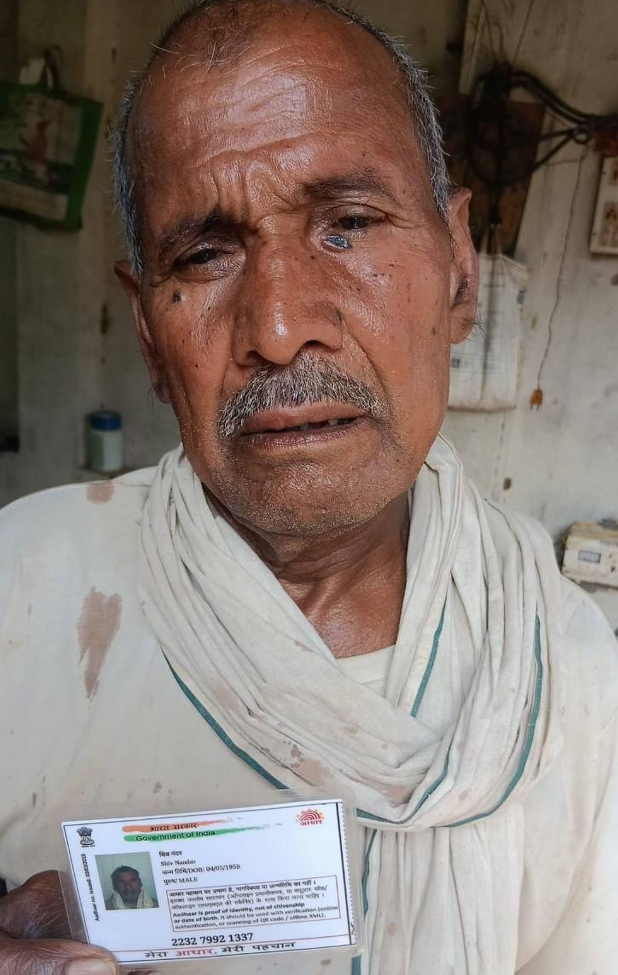 फोटो-22-अपना आधार कार्ड दिखाता कागजों में मृत किसान शिवनंदन। संवाद फोटो-22-अपना आधार कार्ड दिखाता कागजों में मृत किसान शिवनंदन। संवाद