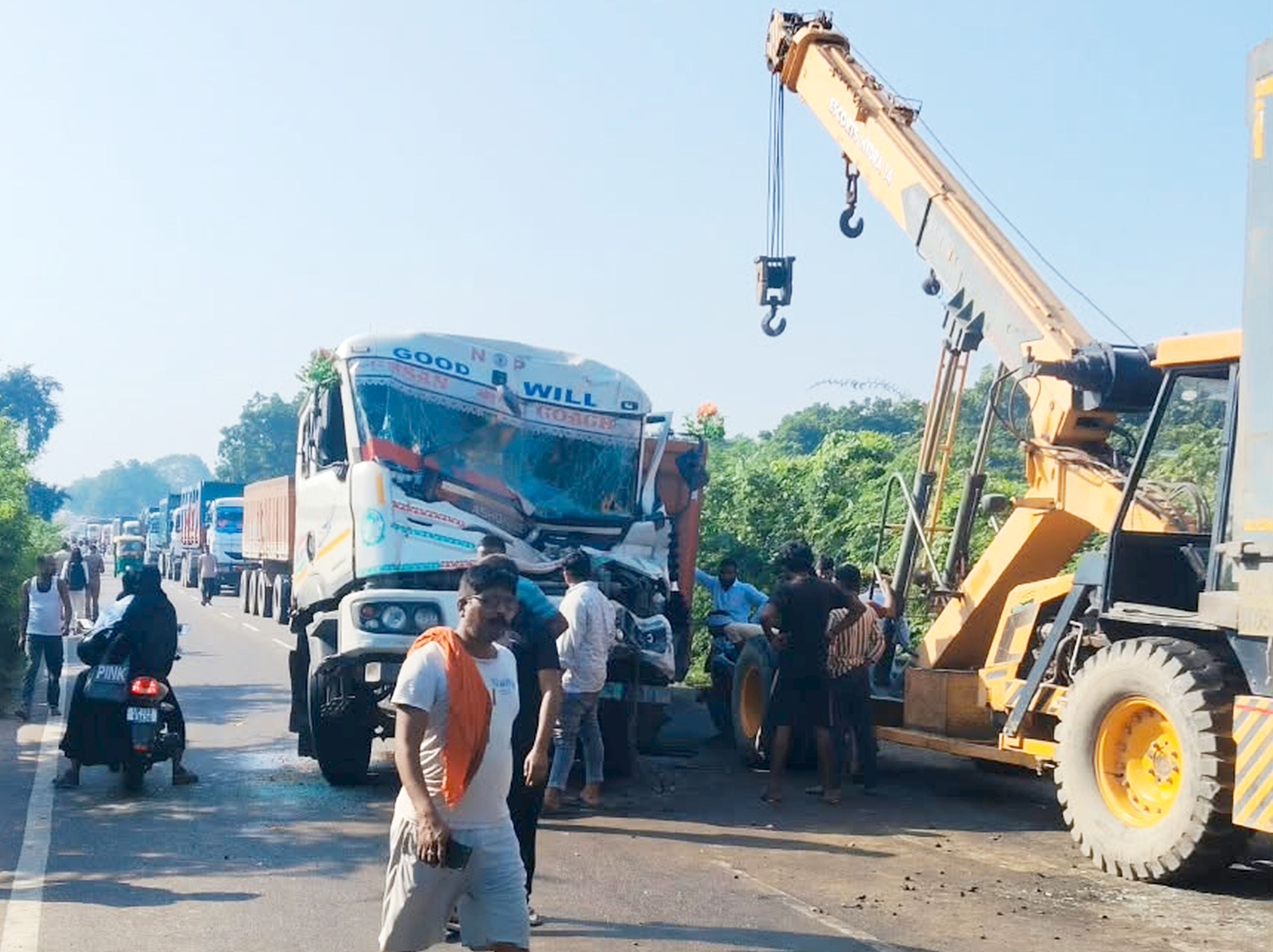 फोटो-23-असनी गंगा पुल पर क्षतिग्रस्त ट्रक को हटाती हाइड्रा व लगा जाम। संवाद फोटो-23-असनी गंगा पुल पर क्षतिग्रस्त ट्रक को हटाती हाइड्रा व लगा जाम। संवाद