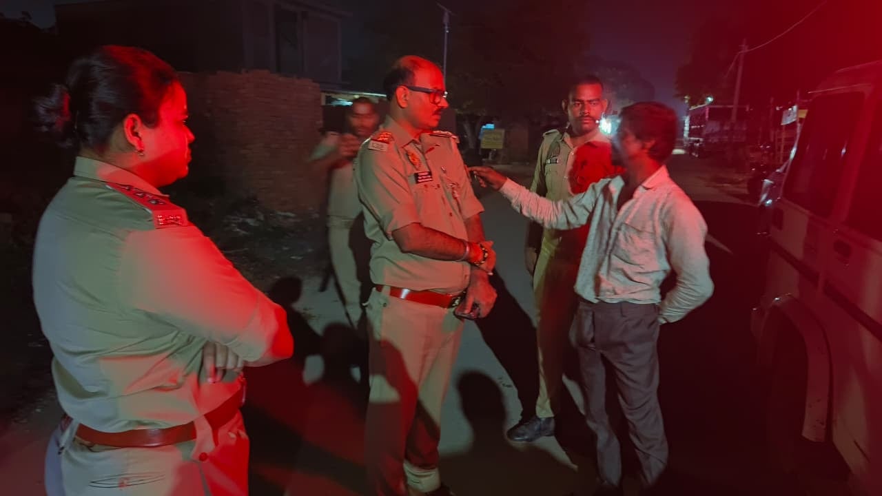 फोटो 26- रात में घटनास्थल की जांच करती पैलानी पुलिस। स्रोत- पुलिस। फोटो 26- रात में घटनास्थल की जांच करती पैलानी पुलिस। स्रोत- पुलिस।