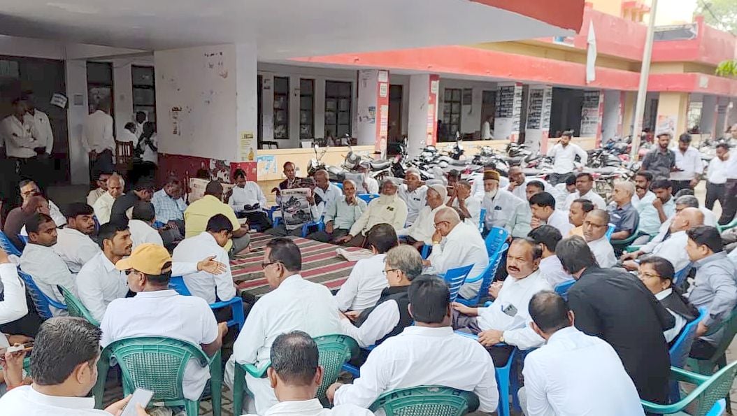 फोटो-7-बलरामपुर के सदर तहसील में हड़ताल के चलते मायूस बैठे वादकारी।-संवाद