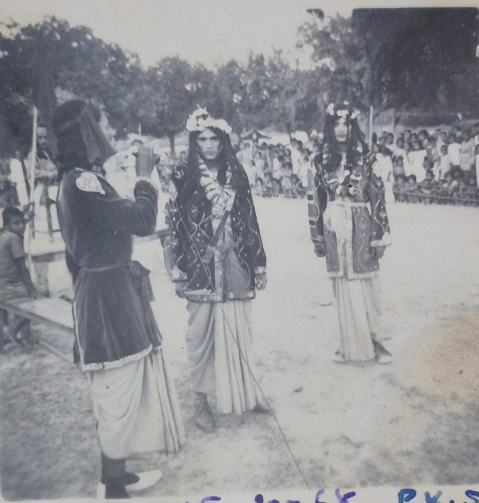 फोटो कैप्शन: मांडा महेवा कला में धनुषयज्ञ और श्रीराम विवाह की लीला का मंचन करते कलाकार।