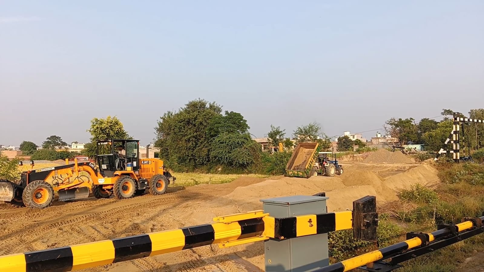 फोटो कैप्शन :- रेलवे द्वारा बनाए जा रहे अस्थायी फाटक का निरक्ष्ण करने पहुचें एसडीएम आकाश शर्मा