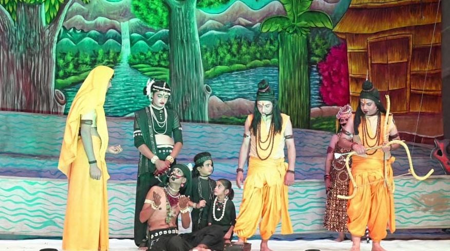 फोटो संख्या:70- हनुमान रामलीला कमेटी के रंगमंच पर वनवास के दौरान आश्रम में विश्राम करते राम-सीत फोटो संख्या:70- हनुमान रामलीला कमेटी के रंगमंच पर वनवास के दौरान आश्रम में विश्राम करते राम-सीत