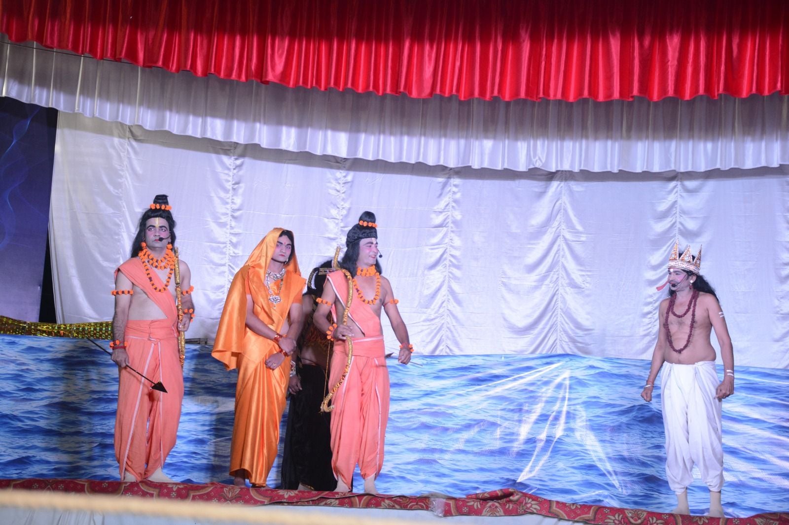 फोटो संख्या:70- हनुमान रामलीला कमेटी के रंगमंच पर वनवास के दौरान आश्रम में विश्राम करते राम-सीत फोटो संख्या:70- हनुमान रामलीला कमेटी के रंगमंच पर वनवास के दौरान आश्रम में विश्राम करते राम-सीत