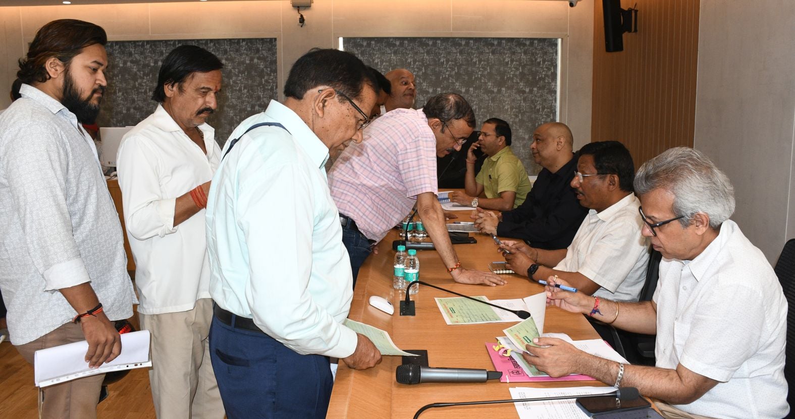 गोमतीनगर स्थित एलडीए कार्यालय में आयोजित जनता अदालत में लोगों की समस्या सुनते जॉइंट सेक्रेटरी गोमतीनगर स्थित एलडीए कार्यालय में आयोजित जनता अदालत में लोगों की समस्या सुनते जॉइंट सेक्रेटरी