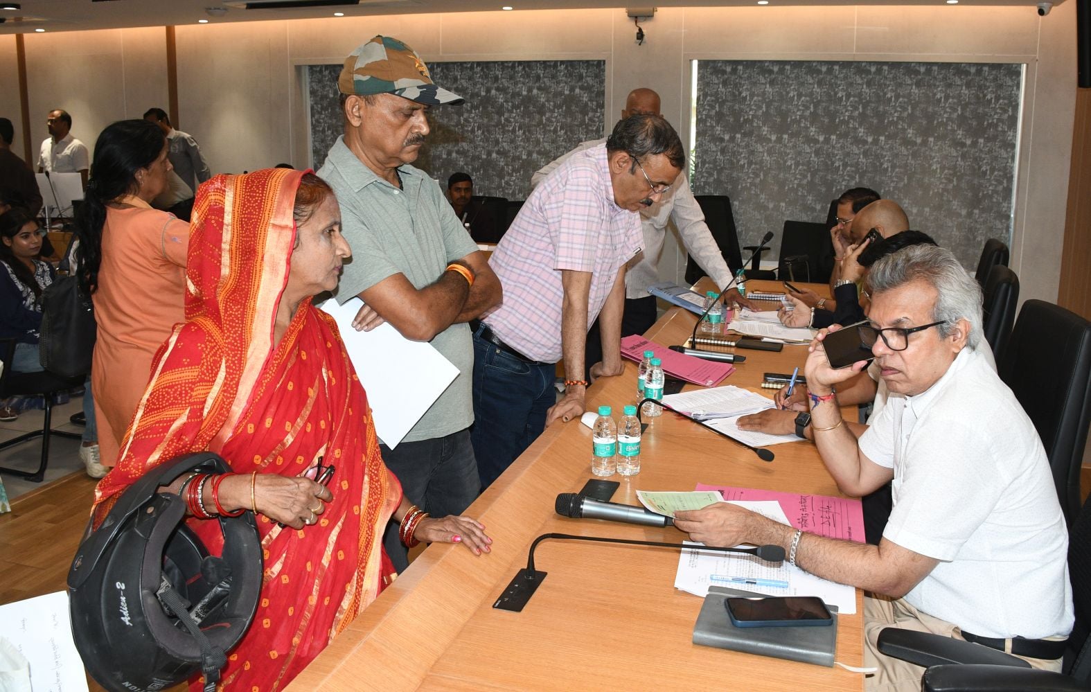 गोमतीनगर स्थित एलडीए कार्यालय में आयोजित जनता अदालत में लोगों की समस्या सुनते जॉइंट सेक्रेटरी गोमतीनगर स्थित एलडीए कार्यालय में आयोजित जनता अदालत में लोगों की समस्या सुनते जॉइंट सेक्रेटरी