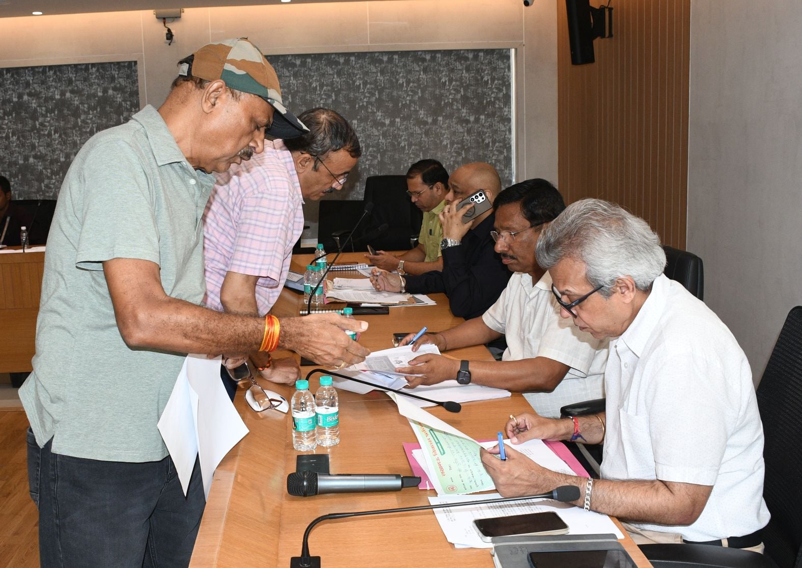 गोमतीनगर स्थित एलडीए कार्यालय में आयोजित जनता अदालत में लोगों की समस्या सुनते जॉइंट सेक्रेटरी गोमतीनगर स्थित एलडीए कार्यालय में आयोजित जनता अदालत में लोगों की समस्या सुनते जॉइंट सेक्रेटरी