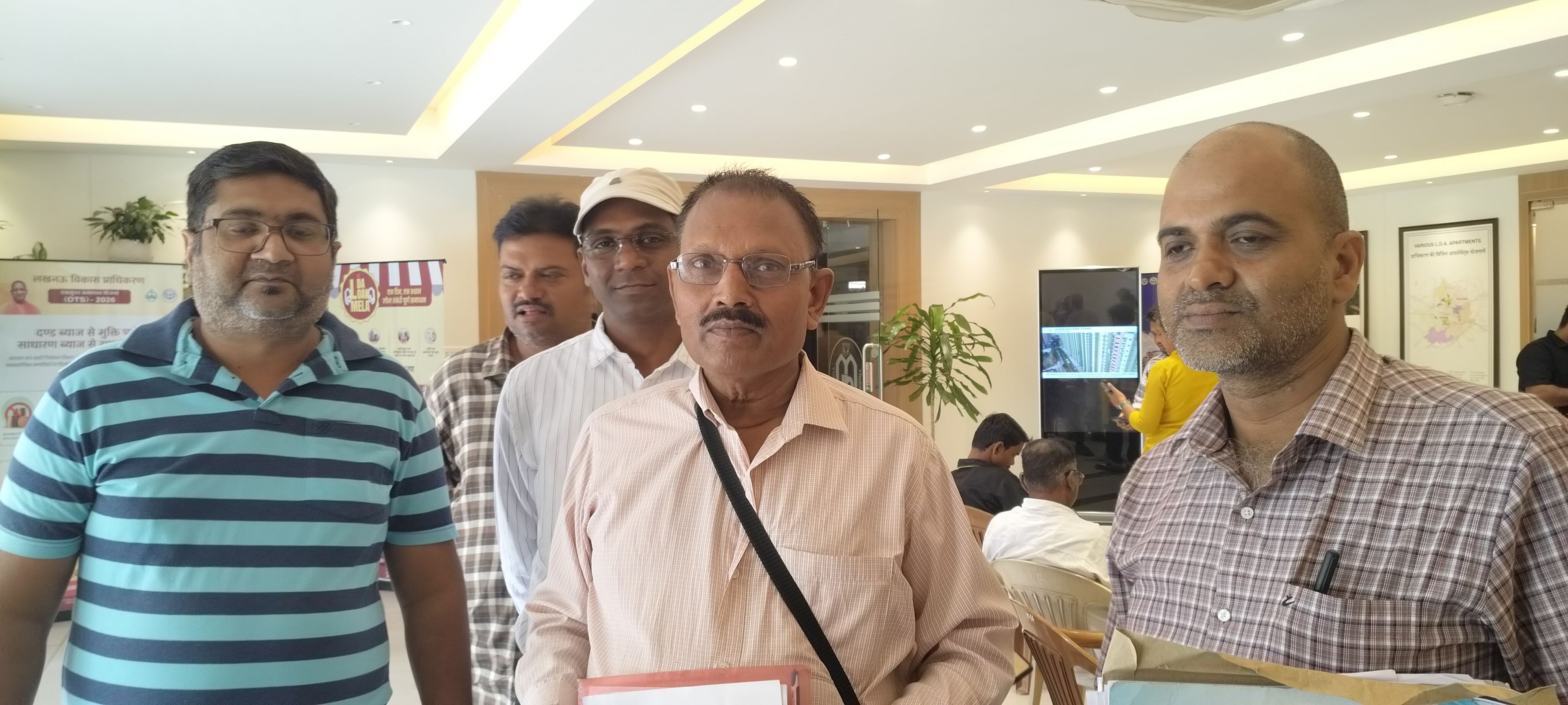 गोमतीनगर स्थित एलडीए कार्यालय में आयोजित जनता अदालत में लोगों की समस्या सुनते जॉइंट सेक्रेटरी गोमतीनगर स्थित एलडीए कार्यालय में आयोजित जनता अदालत में लोगों की समस्या सुनते जॉइंट सेक्रेटरी