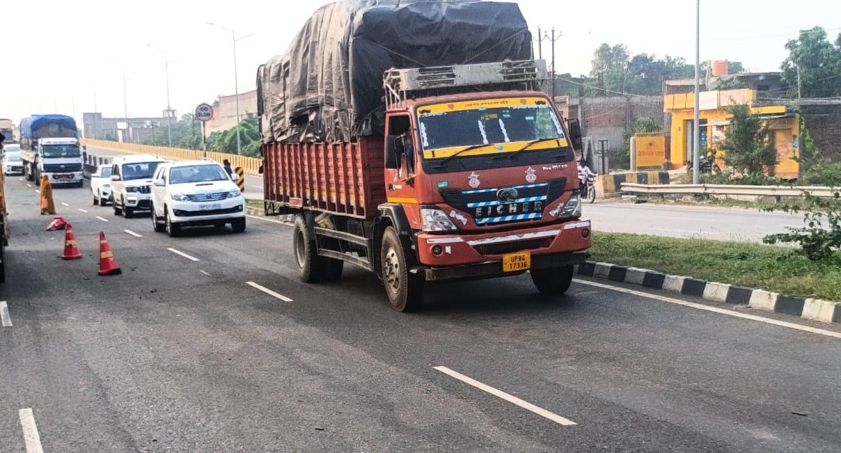 गोपीगंज फ्लाई ओवर के जॉइंट एक्सपेंशन में काम होने से लगा बैरियर। संवाद गोपीगंज फ्लाई ओवर के जॉइंट एक्सपेंशन में काम होने से लगा बैरियर। संवाद