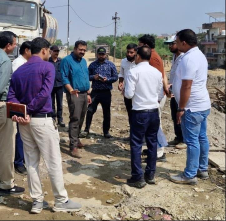 ग्रीन कॉरिडोर योजना के काम का निरीक्षण करते एलडीए वीसी व अन्य। ग्रीन कॉरिडोर योजना के काम का निरीक्षण करते एलडीए वीसी व अन्य।
