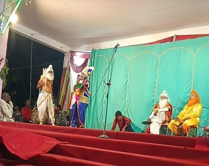 जगतपुर फोटो। क्षेत्र के बरेठी रामलीला में धनुष यज्ञ मंचन के दौरानभगवान श्री राम शिव धनुष उठाते