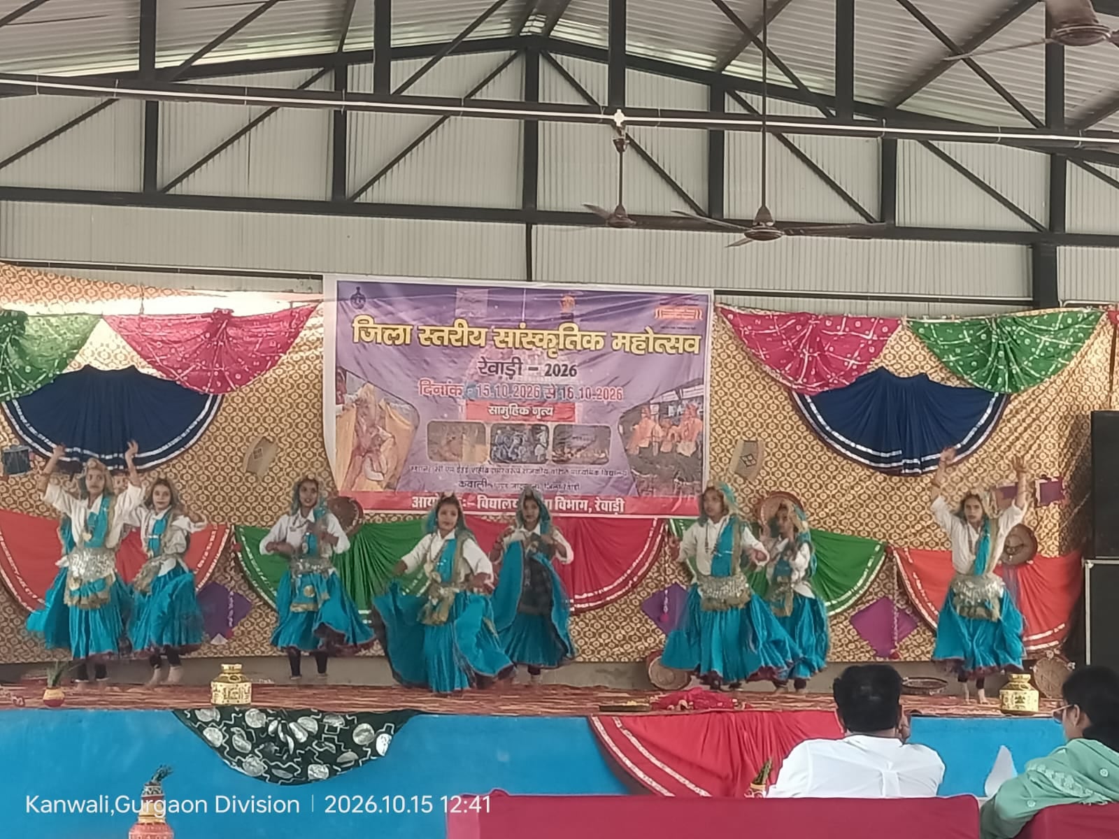 जिला स्तरीय सांस्कृतिक उत्सव में मंच पर आए प्रतिभागी व स्टाफ। स्रोत : विभाग