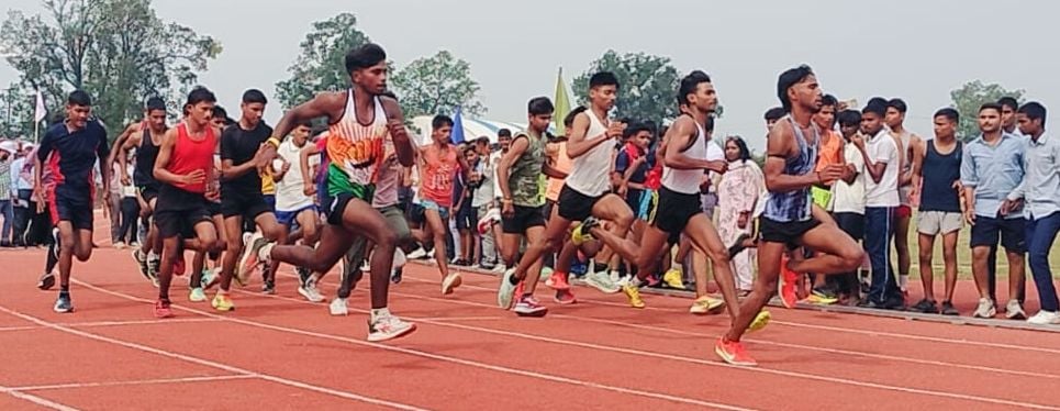 जनपदीय खेलकूद के दौरान गोला फेकता प्रतिभागी। संवाद