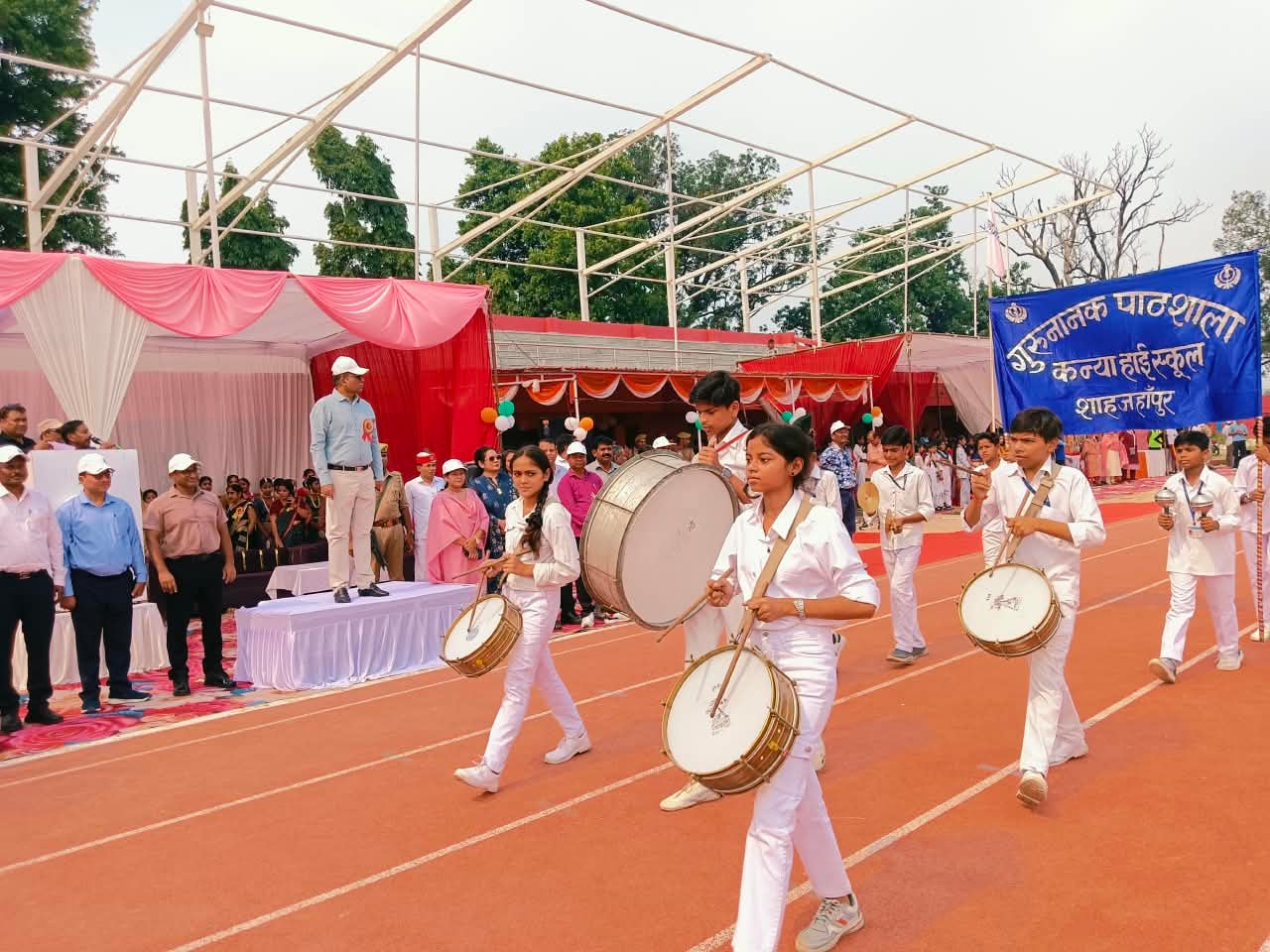 जनपदीय खेलकूद के दौरान गोला फेकता प्रतिभागी। संवाद