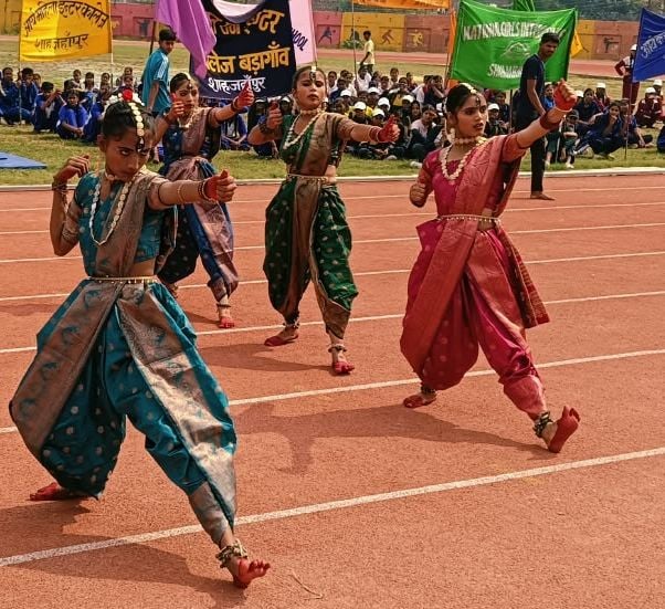 जनपदीय खेलकूद के दौरान गोला फेकता प्रतिभागी। संवाद