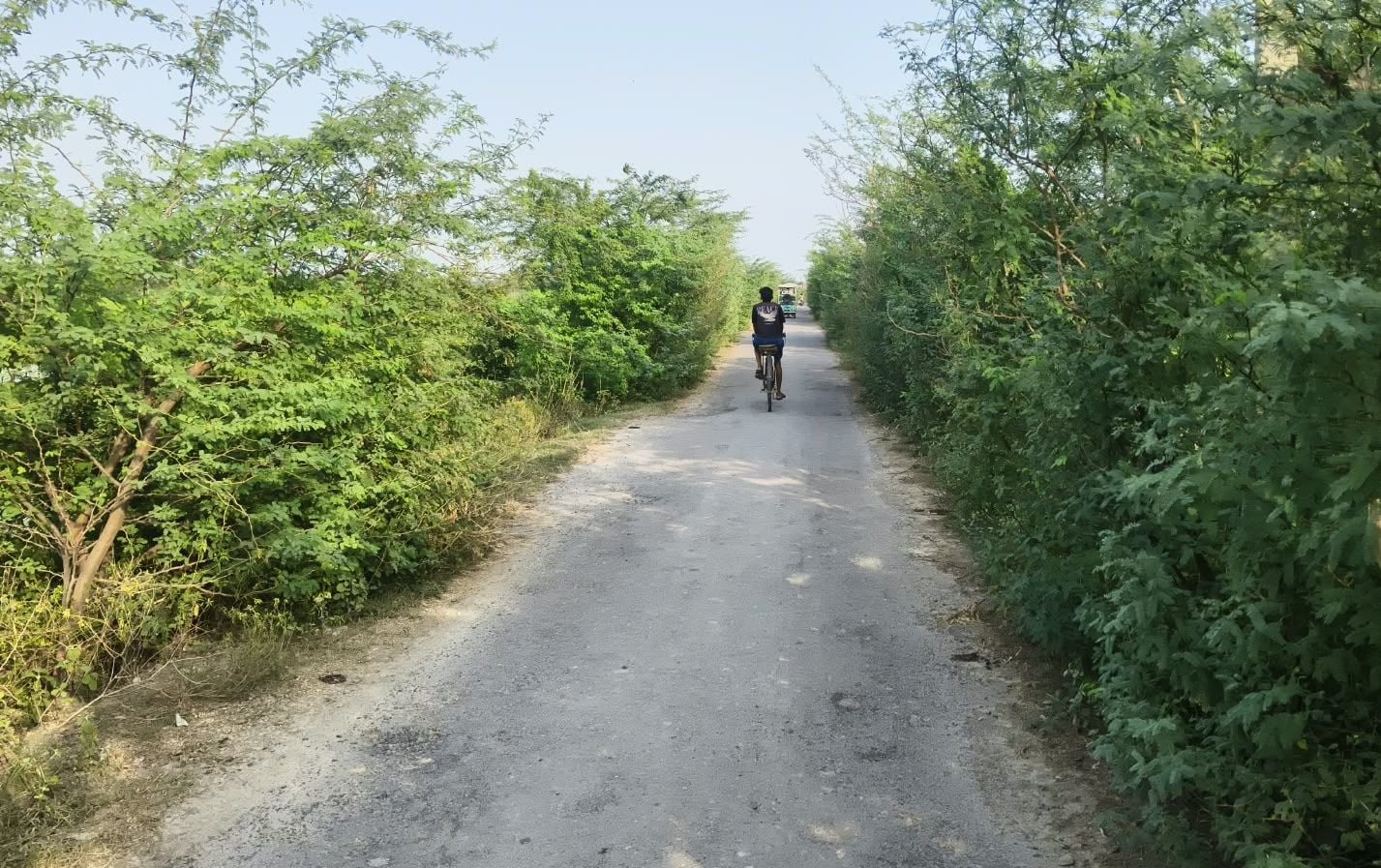 जर्जर चकलवंशी-संडीला मार्ग से निकलते वाहन। संवाद जर्जर चकलवंशी-संडीला मार्ग से निकलते वाहन। संवाद