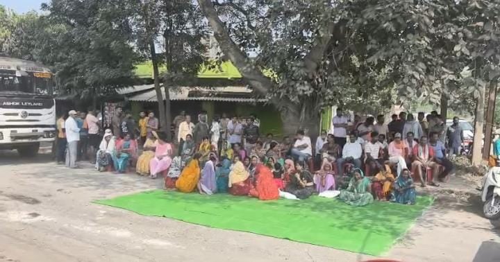 जर्जर सड़क और उड़ती धूल के खिलाफ ग्रामीणों का चक्काजाम जर्जर सड़क और उड़ती धूल के खिलाफ ग्रामीणों का चक्काजाम