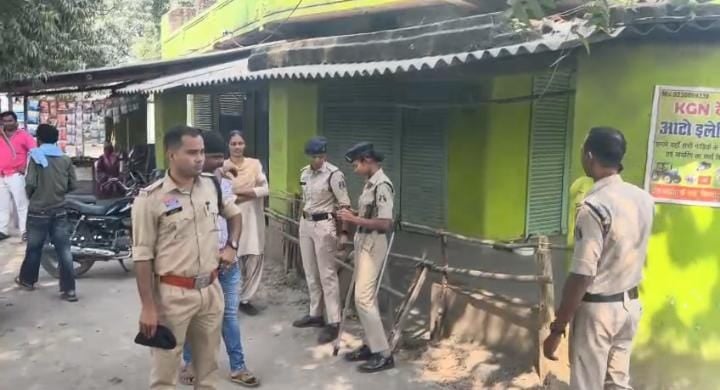 जर्जर सड़क और उड़ती धूल के खिलाफ ग्रामीणों का चक्काजाम जर्जर सड़क और उड़ती धूल के खिलाफ ग्रामीणों का चक्काजाम