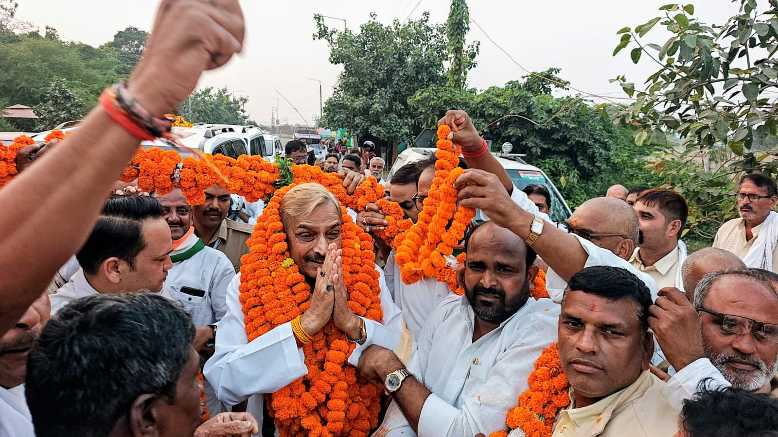कांग्रेस नेता प्रमोद तिवारी का विंध्याचल में स्वागत करते कार्यकर्ता, सोशल मीडिया कांग्रेस नेता प्रमोद तिवारी का विंध्याचल में स्वागत करते कार्यकर्ता, सोशल मीडिया