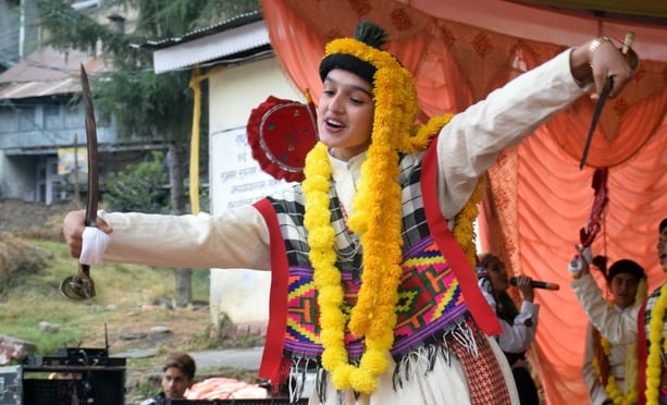 कुल्लू के ढालपुर स्कूल में नाटी प्रतियोगिता में भाग लेती छात्राएं।-संवाद
