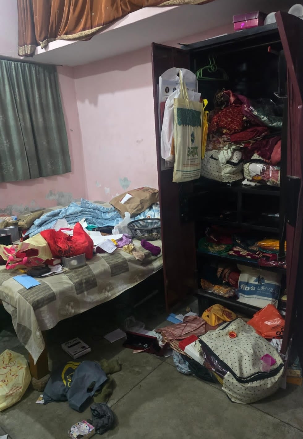 कारोबारी के बंद घर से नकदी व जेवर चोरी