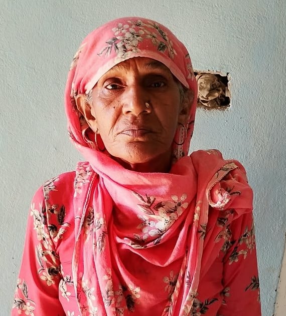 क्रीड कार्यालय में अपने कार्य करवाने पहुंचे लोग। संवाद