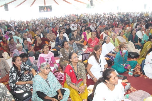 क्राफ्ट मेला मैदान में भारत स्वस्तिक यात्रा के तहत श्रीरामकथा में प्रवचन देते कथावाचक मोरारी ब