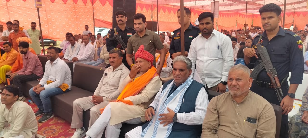 कार्यक्रम के दौरान प्रस्तुति देते कलाकार विकास पाहसौरिया। संवाद कार्यक्रम के दौरान प्रस्तुति देते कलाकार विकास पाहसौरिया। संवाद