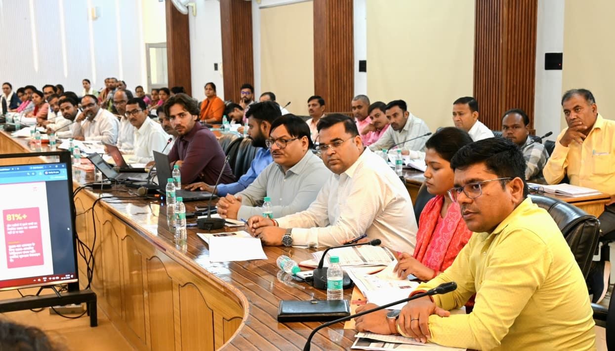 कार्यशाला में जानकारी देतीं कमिश्नर दुर्गा शक्ति नागपाल व मौजूद अधिकारी। स्रोत: सूचना विभाग कार्यशाला में जानकारी देतीं कमिश्नर दुर्गा शक्ति नागपाल व मौजूद अधिकारी। स्रोत: सूचना विभाग