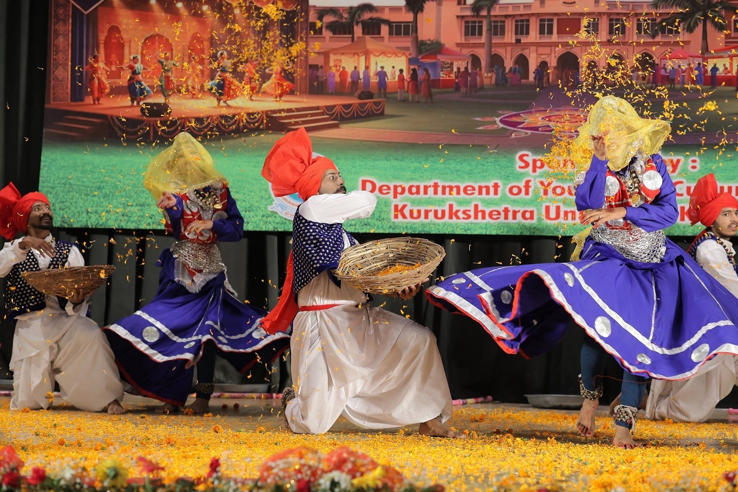 क्षेत्रीय युवा महोत्सव में नृत्य करते प्रतिभागी। संवाद