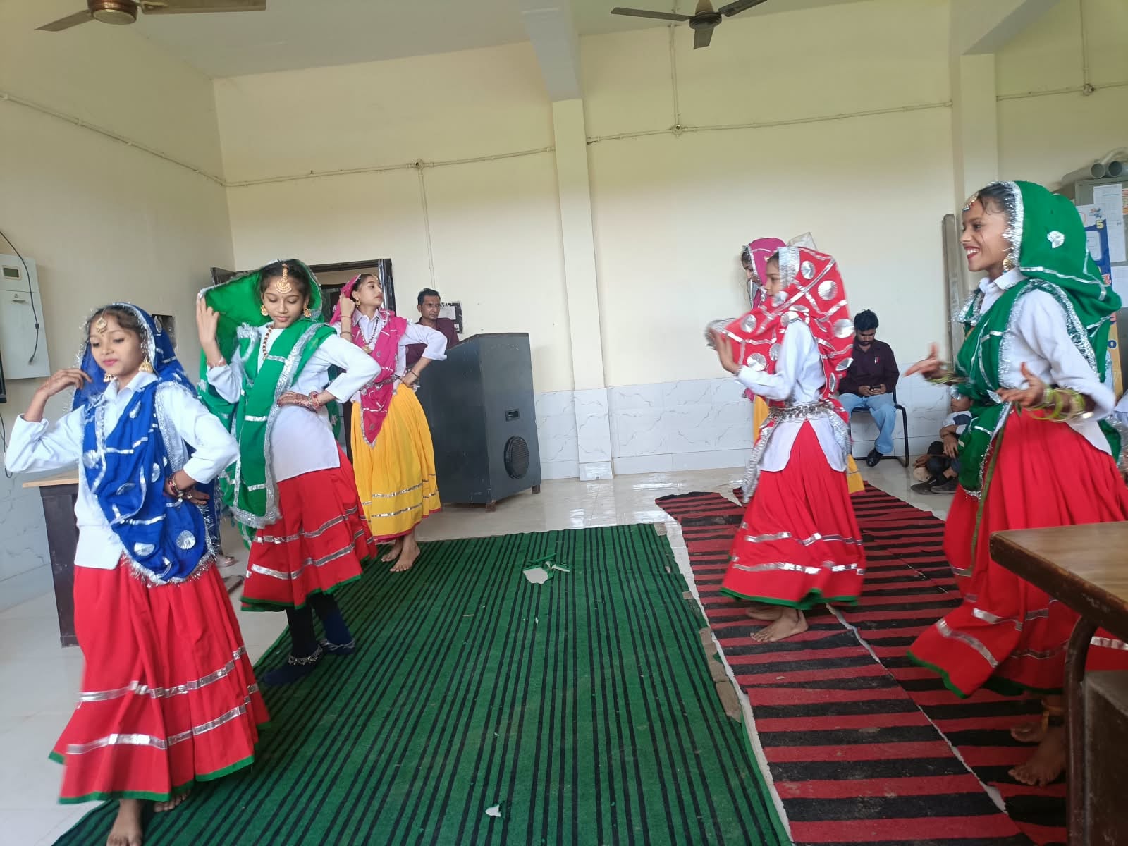 खंड स्तरीय नृत्य प्रतियोगिता में प्रस्तुति देते विद्यार्थी। विज्ञप्ति